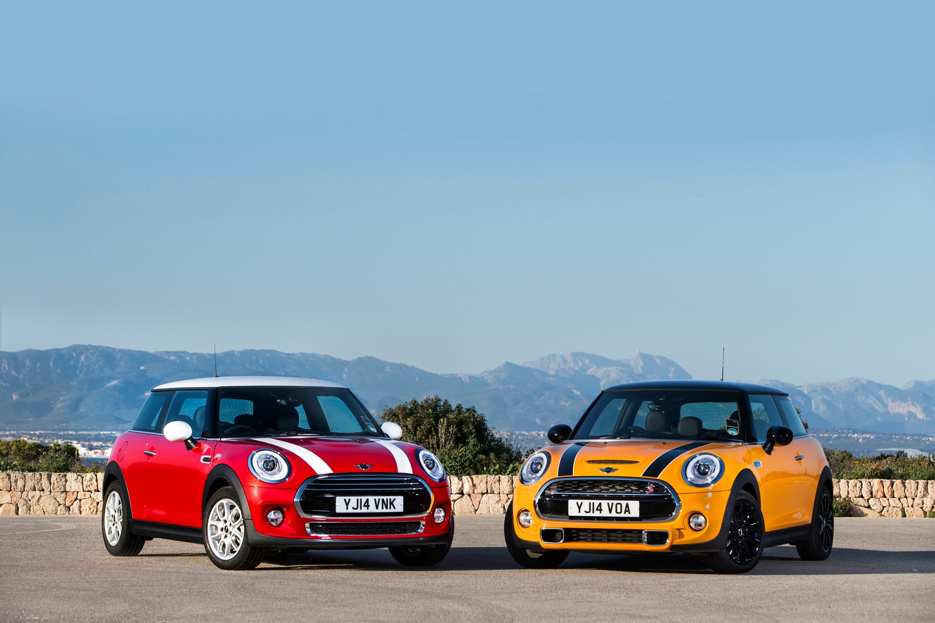 MINI Cooper D Hatch e MINI Cooper S Hatch lado a lado em Maiorca, Espanha.